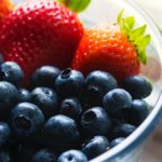 strawberries-blueberries-bowl-139751