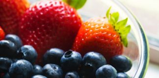 strawberries-blueberries-bowl-139751