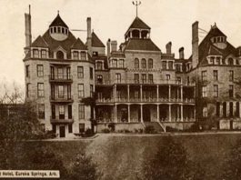 Crescent_Hotel,_Eureka_Springs,_Arkansas_-_circa_1886